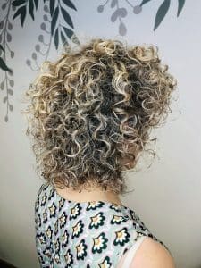 Trabajo de permanente para cabello rizado. Palencia